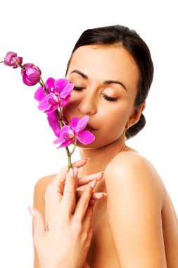 Mor kadınla orkide ve kapalı gözler