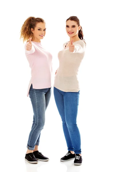 Twee jonge gelukkig vrouwen tonen duimen omhoog — Stockfoto