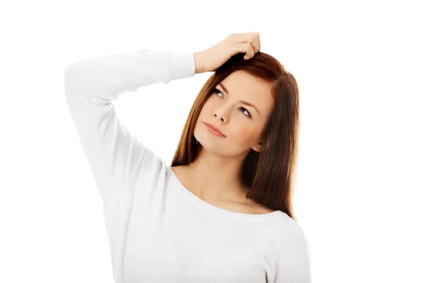 Giovane bella donna pensando alzando lo sguardo — Foto Stock