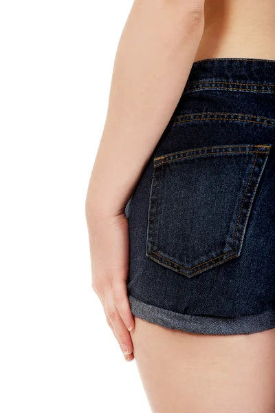 Kvinnans tillbaka i jeansshorts. — Stockfoto