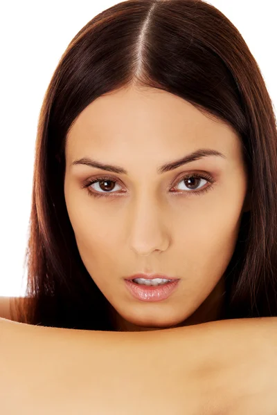 Retrato de cerca de la hermosa cara de mujer joven. Aislado sobre fondo blanco. — Foto de Stock