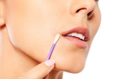 Genç bir kadın kulak çubuğunu ağzına soktu..