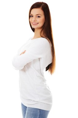 Gülümseyen güzel esmer genç kadın