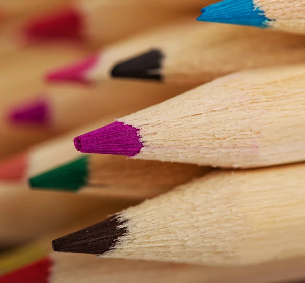 Цветные карандашные карандаши на белом фоне — стоковое фото