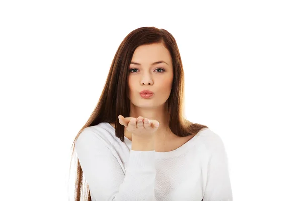 Ung smuk kvinde sender et kys - Stock-foto