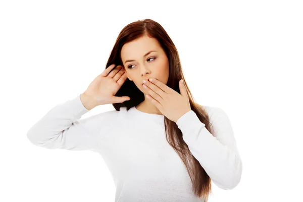 Geschokt jonge vrouw overhearing een gesprek — Stockfoto