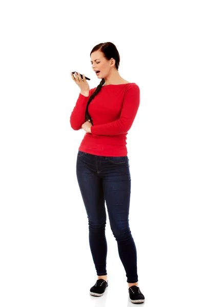 Ung student kvinna skrek till mobiltelefonen — Stockfoto