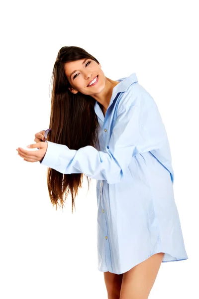 Ochtend vrouw in grote shirt kammen van haar. — Stockfoto