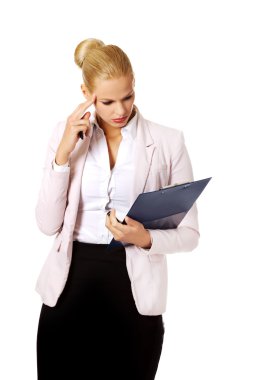 Onun notları okuyarak düşünceli odaklı iş kadını