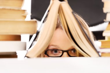 Genç kadın bir kitap saklanıyor