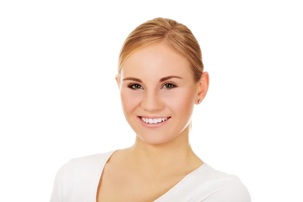Молода усміхнена блондинка в білій футболці — стокове фото