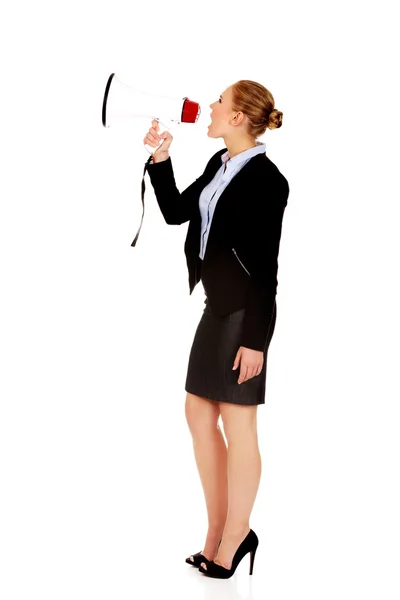 Jovem mulher de negócios gritando através de megafone — Fotografia de Stock