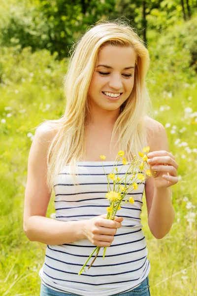 Giovane donna in posa con i fiori. Colpo esterno . — Foto Stock