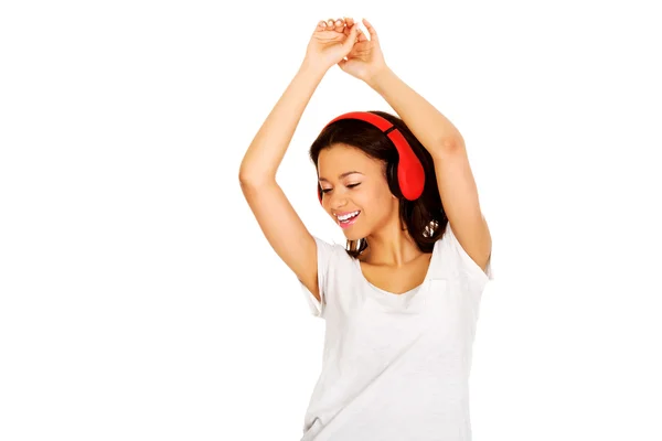 Mulher com fones de ouvido ouvindo música. — Fotografia de Stock