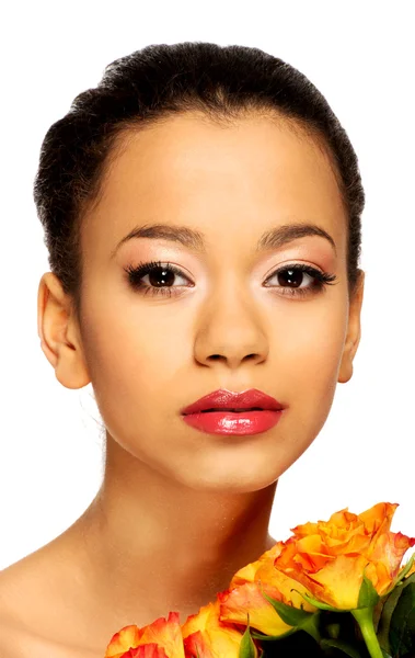Bellezza donna africana con rose . — Foto Stock