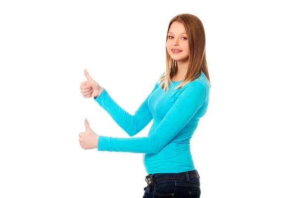 Frau zeigt mit beiden Händen Daumen nach oben — Stockfoto