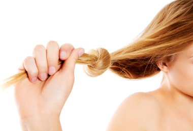 Beyaz arkaplanda sarı saç düğümü izole edildi.