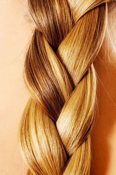 Coiffure de tresse. Blond cheveux longs gros plan. — Photo