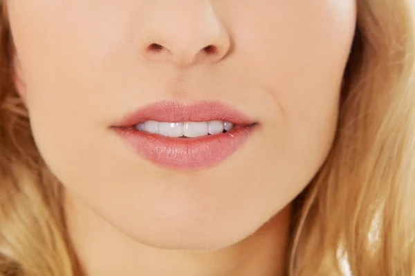 Cerca de la foto de la mujer labios abiertos — Foto de Stock