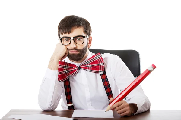 Joven hombre de moda escribiendo con lápiz grande . —  Fotos de Stock