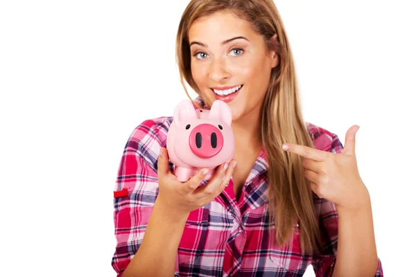 Piggybank を保持している笑顔の若い女性 — ストック写真