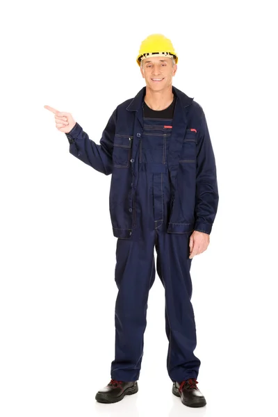 Repairman pointing to the left — Stock Photo, Image