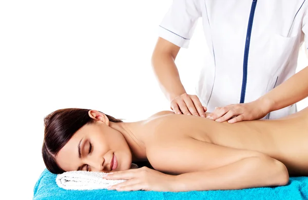 Een vrouw die haar lichaam masseert in de spa salon. Schoonheidsbehandeling. — Stockfoto