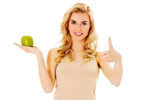 Joven mujer feliz sosteniendo manzana verde fresca — Foto de Stock