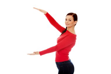 Genç gülümseyen kadın bir şey sunmak