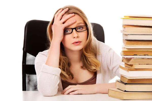 Mujer joven con una pila de libros — Foto de Stock