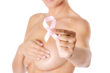 Pembe meme kanseri kurdeleli üstsüz kadın..