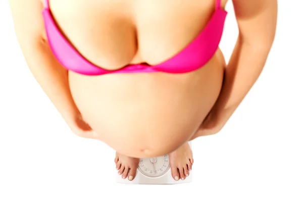 妊娠中の女性が彼女の体重をチェックします。 — ストック写真
