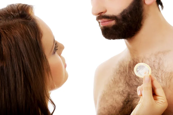 Een condoom te geven aan haar man vrouw. — Stockfoto