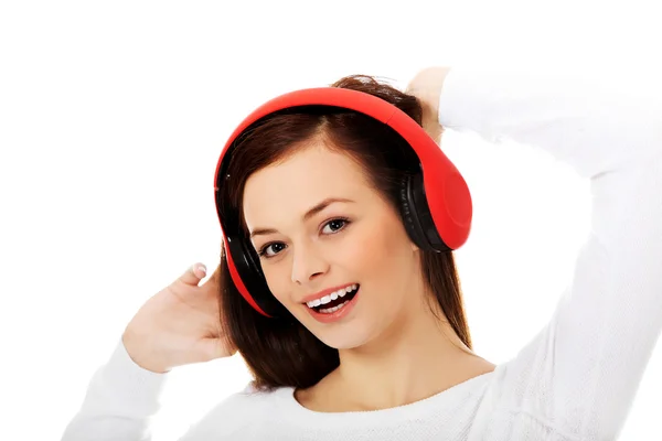 Junge schöne Frau hört die Musik — Stockfoto