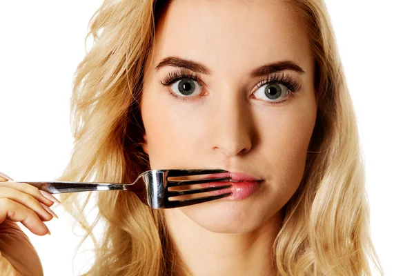 Vrouw die haar lippen raken met vork — Stockfoto
