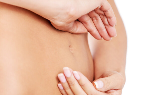 Руки на тонкий женский живот
