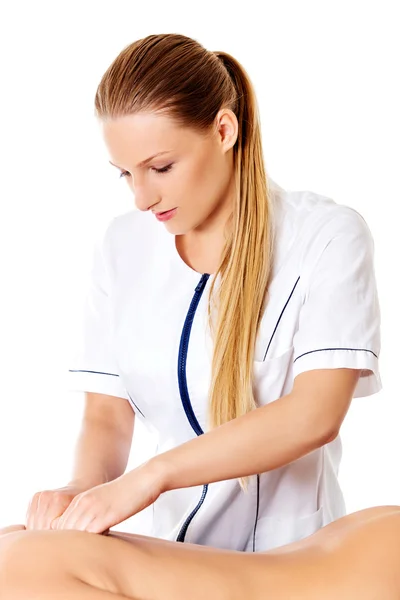 Mujer teniendo masaje de cuerpo en el salón de spa. Concepto de tratamiento de belleza. —  Fotos de Stock