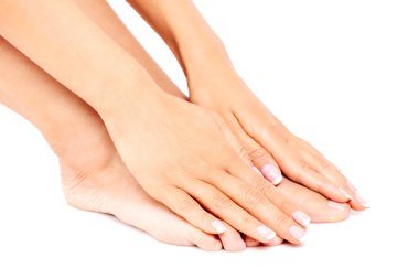 Genç kadının ayaklarına dokunmak