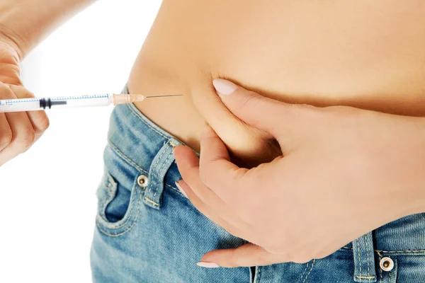 Kobieta z cukrzycą wykonuje sobie wstrzyknięcie insuliny — Zdjęcie stockowe