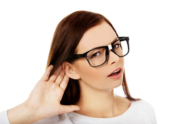 Mujer joven conmocionada escuchando una conversación — Foto de Stock