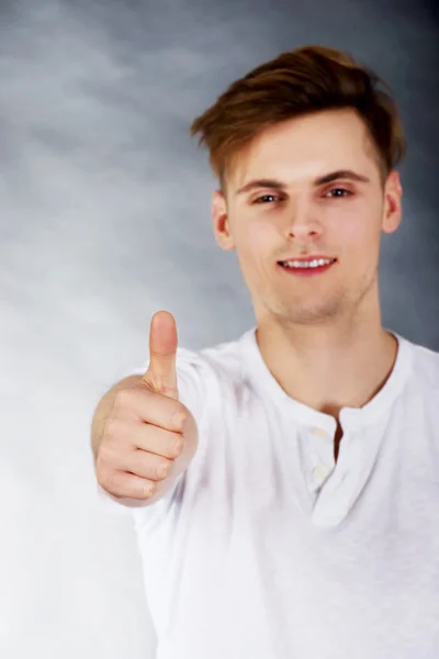 Fröhlicher Mann mit erhobenem Daumen. — Stockfoto