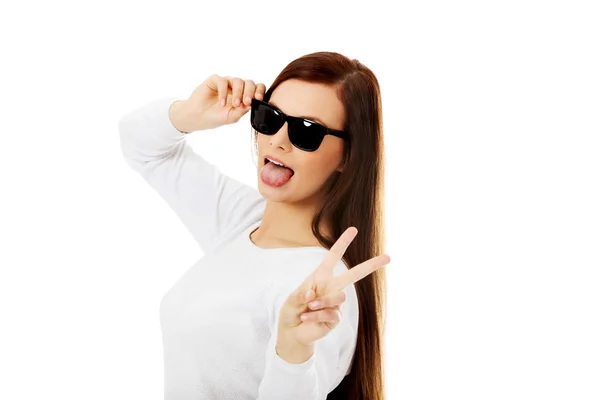 Glückliche brünette Frau mit Sonnenbrille. — Stockfoto