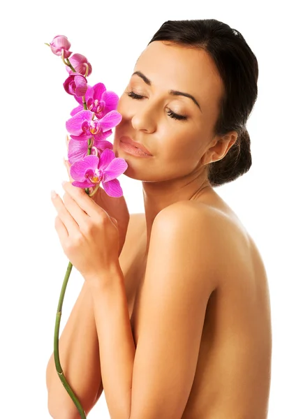 裸照女人与紫色兰花科 — 图库照片