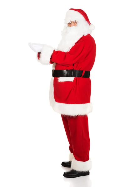 Santa Claus håller något osynligt — Stockfoto