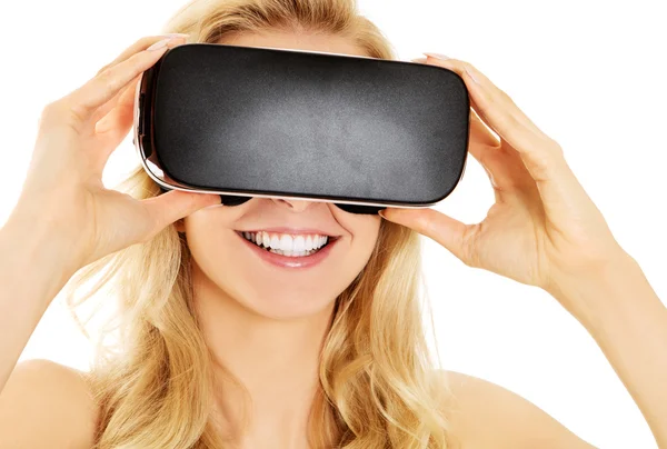 Happy woman wearing virtual reality goggles — Stock Photo, Image