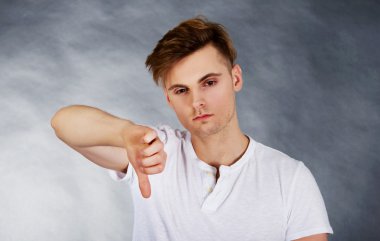 başparmak aşağı üzgün adam.