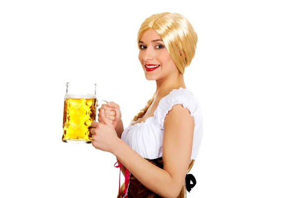 Mooie Beierse vrouw met bier. — Stockfoto