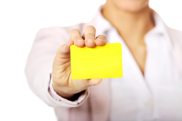 Jovem mulher de negócios segurando pequeno cartão de papel vazio — Fotografia de Stock