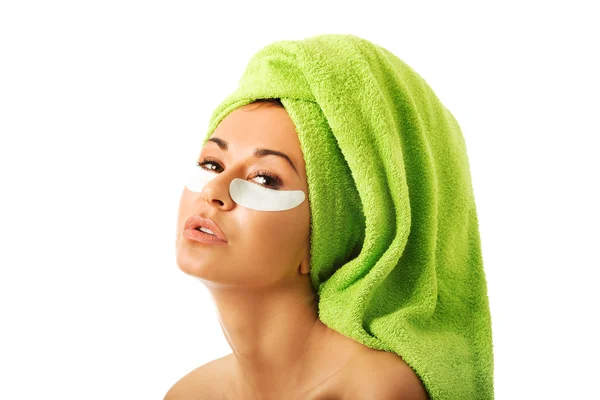 Vrouw met gel oog masker — Stockfoto