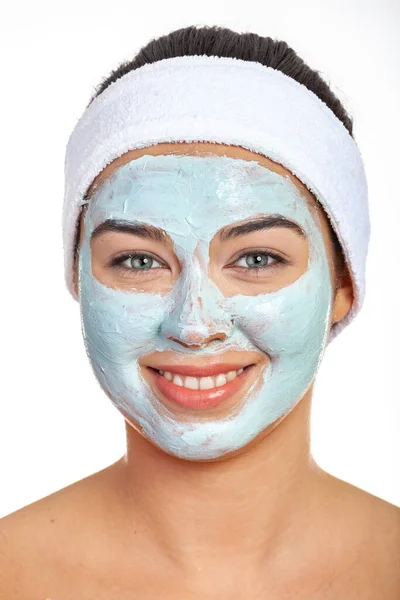 Mujer con máscara facial cosmética verde — Foto de Stock